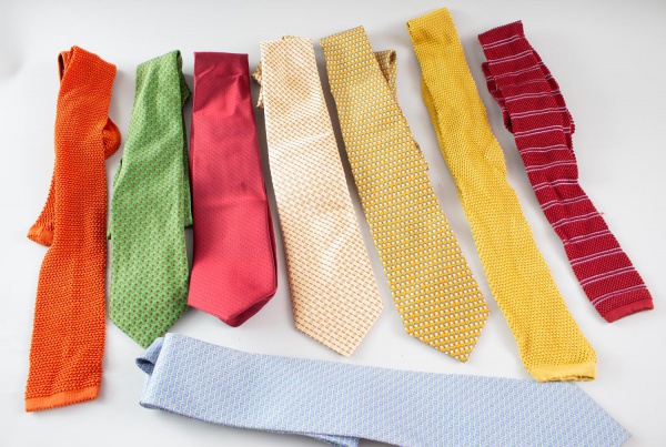 Lote com 8 gravatas masculinas diversas; em seda e tecidos variados; com diferentes cores e padrões; apresenta marcas de uso e sinais do tempo conforme fotos; vendido no estado em que se encontra.