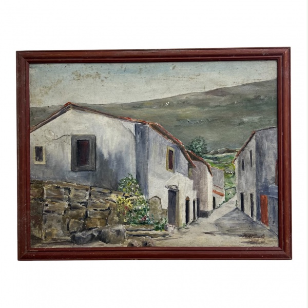 Quadro em óleo sobre tela representando vista de casario em rua de vila, com edificações e paisagem montanhosa ao fundo.Com assinatura não identificada no canto inferior direito. Medindo 34 x 43 cm. A