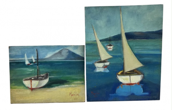 Duas pinturas em óleo sobre Eucatex, representando marinhas com embarcações à vela, ambas assinadas e datadas de 1982. A maior medindo 40 x 32 cm. Sem moldura. Apresentam marcas do tempo e leves desga