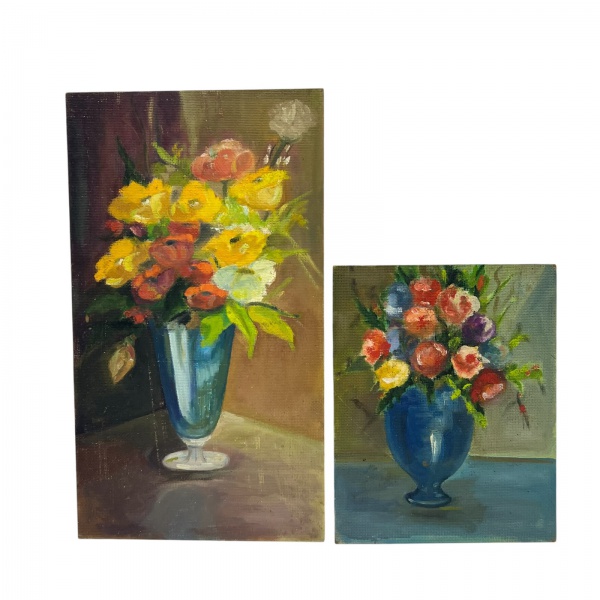 Par de naturezas-mortas em óleo sobre eucatex, representando arranjos florais em vasos. Medindo a maior 40 x 23 cm. Apresentam marcas do tempo e pequenos desgastes compatíveis com a conservação.