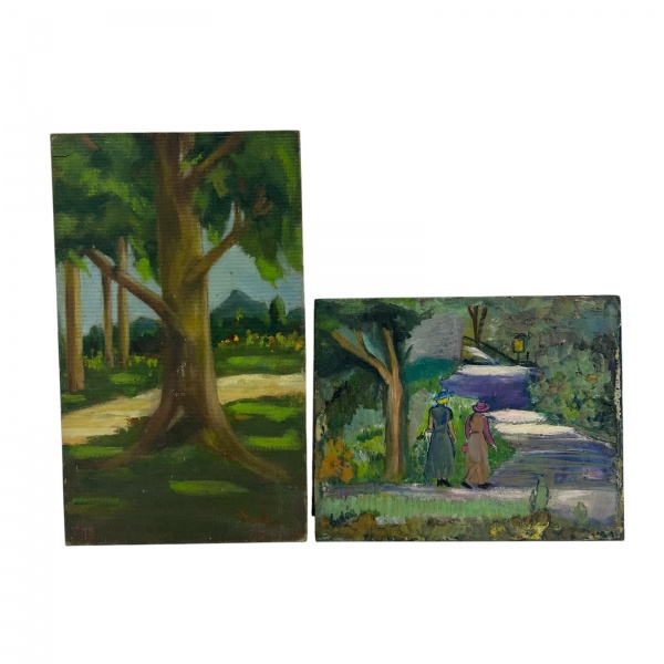 Par de pinturas em óleo sobre eucatex, representando paisagens, sendo uma com árvore em primeiro plano e outra com figuras femininas em caminho arborizado. Medindo a maior 39 x 24 cm. Apresentam marca