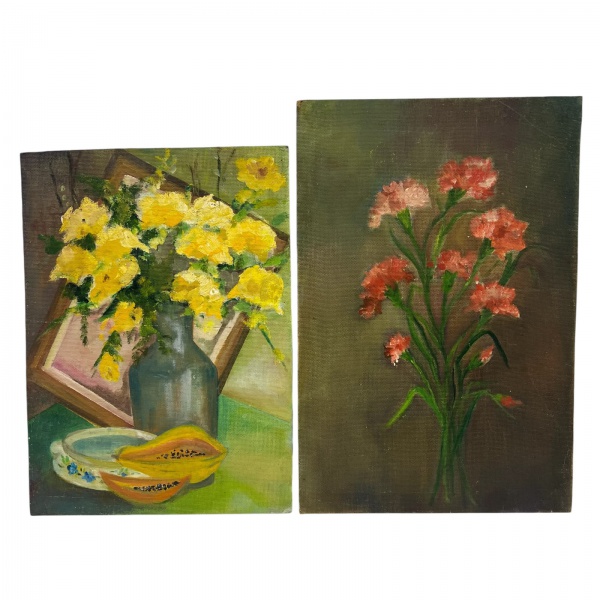 Par de naturezas-mortas em óleo sobre eucatex, representando composições florais, sendo uma com vaso e frutas. Medindo a maior 45 x 30 cm. Apresentam marcas do tempo e pequenos desgastes compatíveis c