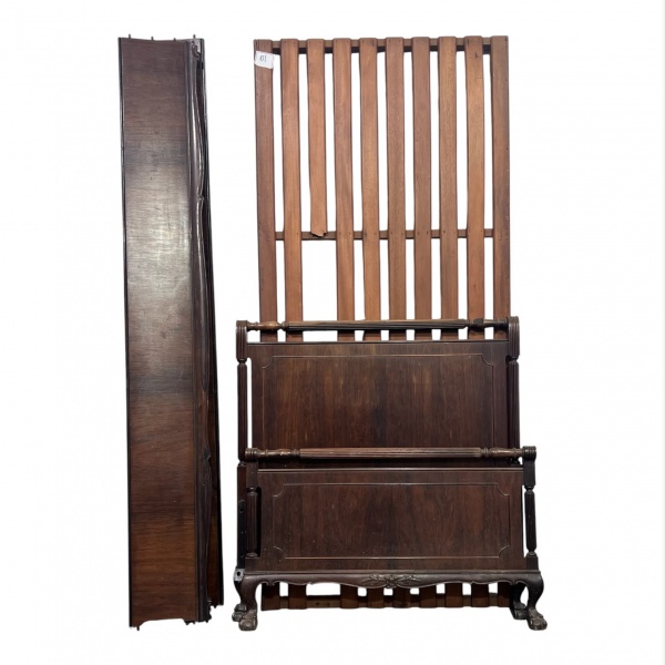 Cama de solteiro em madeira, composta por cabeceira, peseira e estrado, com detalhes torneados e pés em formato de garra, medindo 96 cm de altura (cabeceira), 90 cm de largura e 190 cm de comprimento.