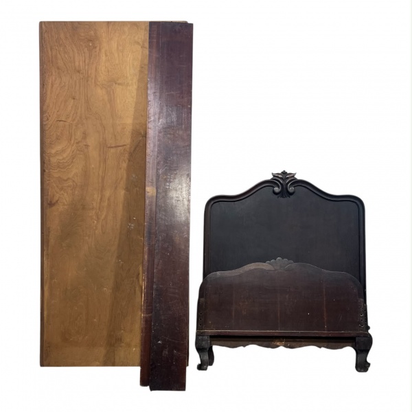 Cama de solteiro em madeira, composta por cabeceira, peseira, longarinas e estrado, com cabeceira de linhas curvas, entalhe central e pés recortados, medindo 110 cm de altura (cabeceira), 93 cm de lar