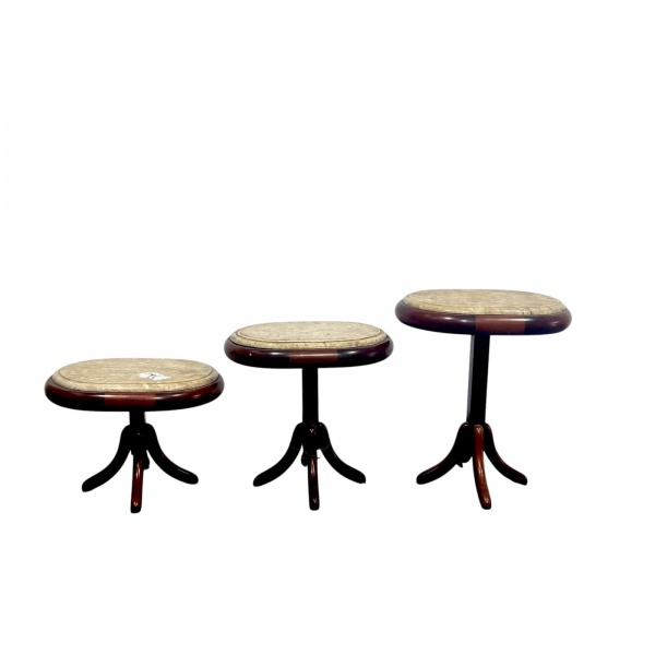 Conjunto com 3 mesas laterais de apoio, com estrutura em madeira de acabamento escurecido, bases trípodes e tampos circulares revestidos em mármore claro. Peças de diferentes alturas, ideais para comp