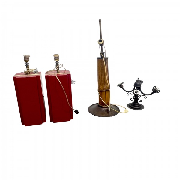 Lote composto por 4 bases para luminárias de mesa, sendo duas em madeira laqueada na cor vermelha, uma cilíndrica em madeira torneada e metal, e uma base em metal fundido com três braços para soquetes