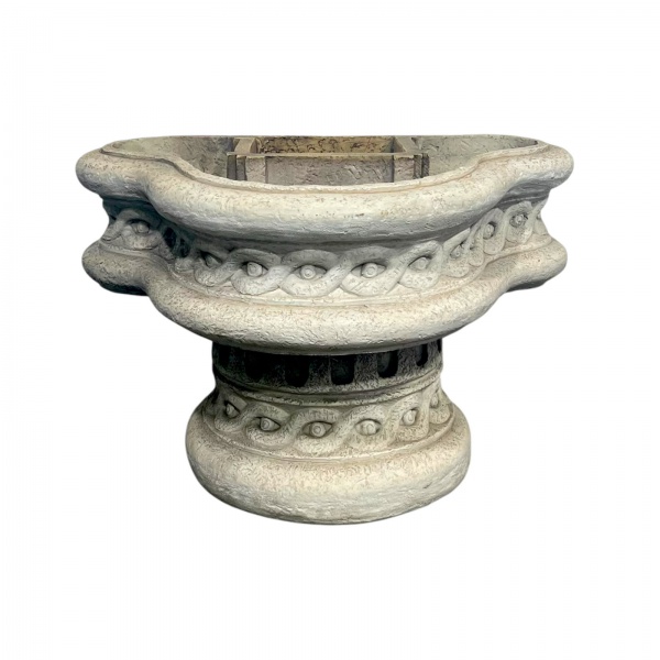 Fonte ornamental para jardim em concreto moldado, de inspiração clássica, composta por bacia elíptica elevada sobre pedestal vazado, com decoração em relevo de motivos entrelaçados. Medindo 34 cm de a