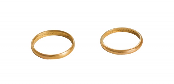 Par de alianças confeccionadas em ouro amarelo 18k (750), modelos clássicos meia-cana com acabamento polido. Aros 17 e 20, ambas com gravação interna. Peso total: 5,7 g.