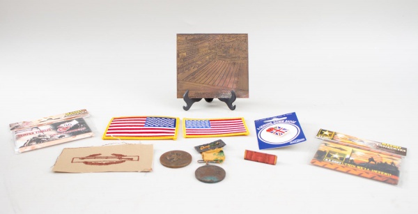 Lote de colecionismo contendo placas comemorativas, medalhas, distintivos, insígnias, emblemas bordados, ímãs e demais itens diversos. Apresenta sinais de uso