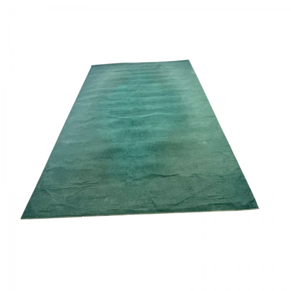 Tapete retangular em tonalidade verde, confeccionado em tecido de toque aveludado, medindo 360 x 248 cm. Apresenta marcas de uso, leves vincos decorrentes do armazenamento e desgastes compatíveis com