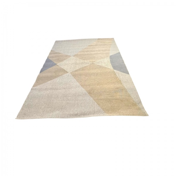 Tapete contemporâneo retangular, com composição geométrica em tons neutros de bege, areia, cinza e off-white, formando desenho abstrato de linhas angulares. Medindo aproximadamente 340 x 245 cm. Apres