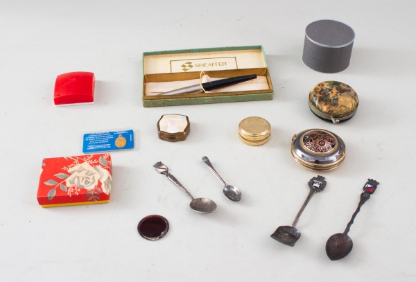 Lote de objetos diversos, contendo caneta, porta-joias, estojos, colheres, caixas e demais itens. Vendido no estado em que se encontra.