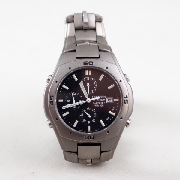 Relógio de pulso masculino Citizen Titanium Sapphire WR100, caixa e pulseira em titânio, mostrador preto com calendário e funções multifuncionais. Não testado.