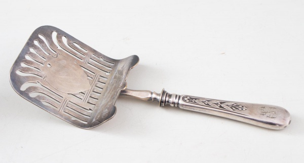 Christofle - Talher de servir em metal, com cabo decorado e monograma gravado, medindo 25 cm de comprimento. Apresenta sinais de uso e marcas do tempo.