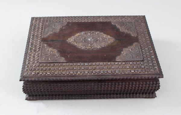 Caixa antiga em madeira, ricamente ornamentada com aplicações metálicas em relevo e acabamento em tachas decorativas, com interior revestido em tecido aveludado na cor vinho. Medindo 7 cm de altura, 2