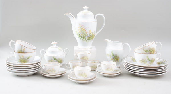 Aparelho para café e chá em porcelana Real S. Paulo, decorado com motivos florais e frisos dourados, composto por 6 xícaras pequenas com 6 pires, 4 xícaras maiores com 6 pires, 6 pratos de sobremesa,
