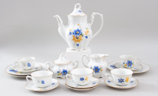 Aparelho para café em porcelana polonesa Chodzie, decorado com motivos florais policromados e frisos dourados, composto por 6 xícaras com 6 pires, 1 bule com tampa, 1 açucareiro com tampa, 1 leiteira