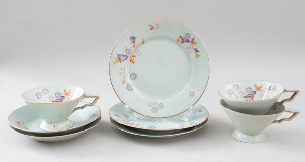 Conjunto em porcelana alemã Thomas Bavaria, decoração floral policromada com filetes dourados sobre fundo verde-claro, composto por 3 xícaras medindo 6 cm de altura, 2 pires e 3 pratos de sobremesa, a