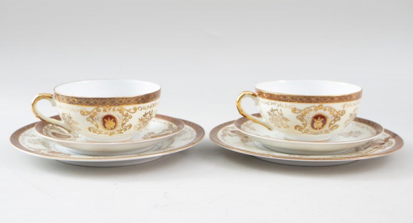 Conjunto composto por 2 xícaras em casca de ovo ,2 pires e 2 pratos de sobremesa em porcelana japonesa, decorados com ricos motivos ornamentais em dourado e detalhes em vermelho sobre fundo marfim, to