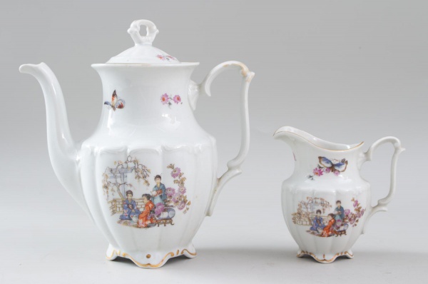 Conjunto em porcelana polonesa Wabrzych, composto por bule com tampa e leiteira, decorado com cenas orientais, borboletas e motivos florais policromados com detalhes em dourado, marca C.T. Wabrzych Ma