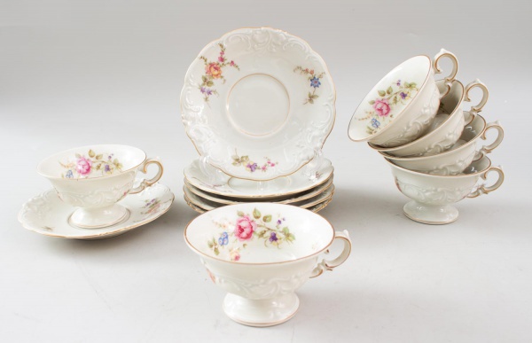Conjunto com 6 xícaras para chá e 6 pires em porcelana KPM Made in Poland, decorados com delicados motivos florais policromados, bordas moldadas em relevo e filetes dourados, medindo as xícaras 6 cm d