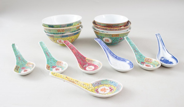 Lote composto por 6 tigelas e 7 colheres orientais em porcelana, decoradas com esmaltação policromada, motivos florais, caracteres chineses e frisos geométricos, medindo a maior tigela 5 cm de altura,