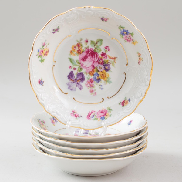 Conjunto com 7 pratos fundos para sobremesa em porcelana KPM Made in Poland, decoradas com motivos florais policromados, bordas moldadas em relevo e filetes dourados, medindo 14 x 14 cm cada, apresent