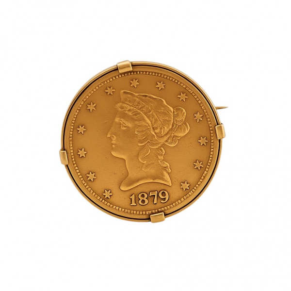 Broche composto por moeda norte-americana de ouro de dez dólares (Liberty Head Eagle), cunhada em 1879, em ouro 900/1000 (90% Au, equivalente a 21,6 quilates), peso padrão de 16,718 g, correspondente