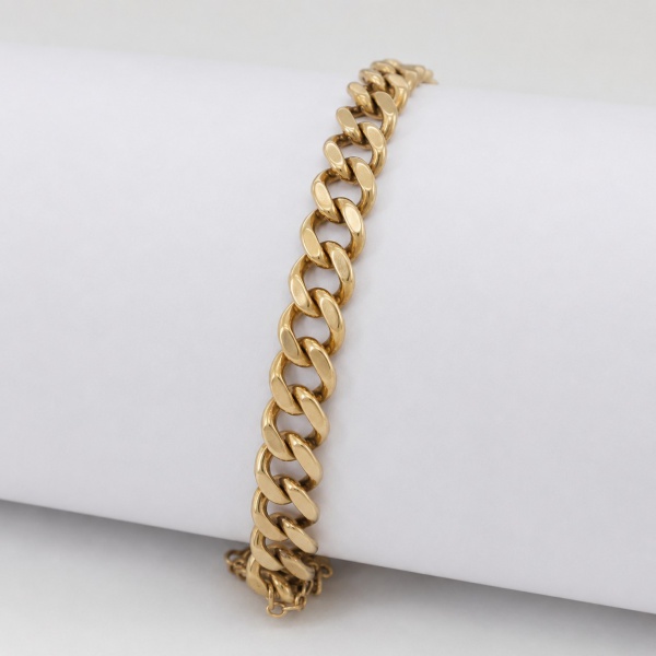 Pulseira em ouro 18 quilates (750/1000), elos grumet (curb link) de elos largos e achatados, fecho tipo fivela de segurança com trava basculante e argola de reforço com correntinha de segurança; peso: