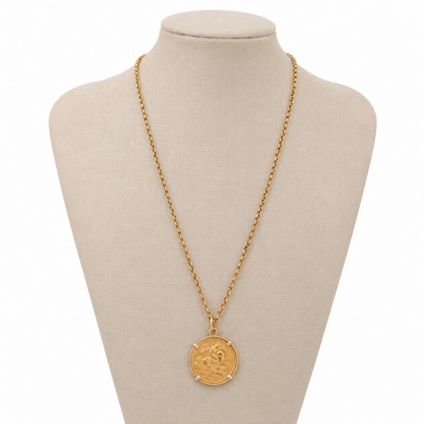 Pingente confeccionado com moeda de ouro britânica sovereign, do rei George V, datada de 1911, em ouro 22 quilates (916/1000), anverso com efígie do rei laureado e legenda Georgivs V D.G. Britt: Omn: 