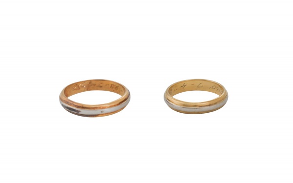 Par de alianças de casamento em ouro 18 quilates (750/1000) combinado com platina, em desenho bicolor de friso central em platina ladeado por faixas em ouro; interior gravado com data de união,respect