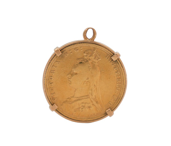 Pingente confeccionado com moeda de ouro britânica sovereign, da rainha Vitória, datada de 1892, em ouro 22 quilates (916/1000), anverso com efígie da rainha com véu de viúva e coroa, legenda Victoria