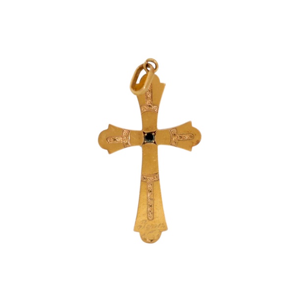 Crucifixo em ouro 18 quilates (750/1000), extremidades trilobadas, face frontal decorada com friso de cinzelado em espinha e pedra central de cor escura, provavelmente sintética; peso: 1,4 g.