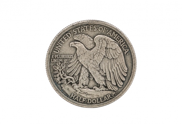 Broche composto por moeda norte-americana de prata de meio dólar (Half Dollar), tipo Walking Liberty, datada de 1941, em prata de lei 900/1000, anverso com figura da Liberdade em passo caminhante ao a