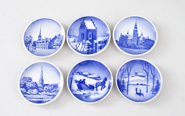Lote composto por 6 pequenos pratos decorativos em porcelana, com cenas em azul monocromático representando paisagens e edificações, próprios para decoração de parede, alguns ainda com cordão para sus