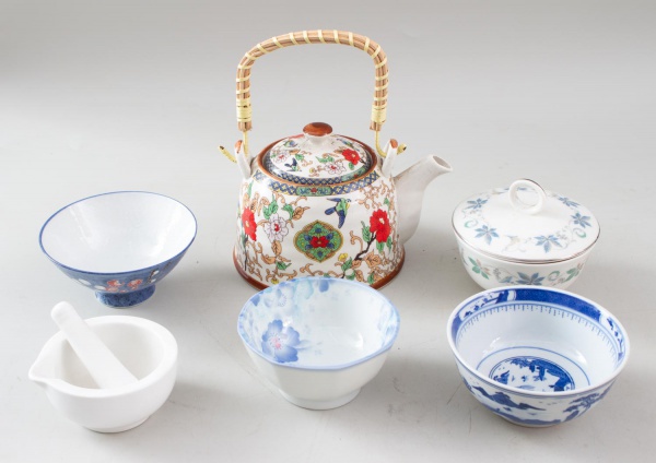 Lote composto por peças diversas em porcelana, incluindo açucareiro com tampa, chaleira oriental, almofariz com pistilo e tigelas de diferentes formatos e decorações, de marcas variadas, entre elas RC