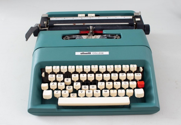 Máquina de escrever Olivetti College, corpo metálico na cor verde, teclado padrão QWERTY, acompanhada de capa de transporte. Peça de design clássico, indicada para coleção, decoração ou restauração. A