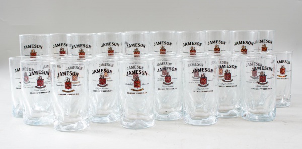Lote composto por 29 copos de vidro Jameson Irish Whiskey, decorados com logomarca e brasão da marca em serigrafia colorida. Maior exemplar medindo 15 cm de altura. Conjunto promocional/colecionável,