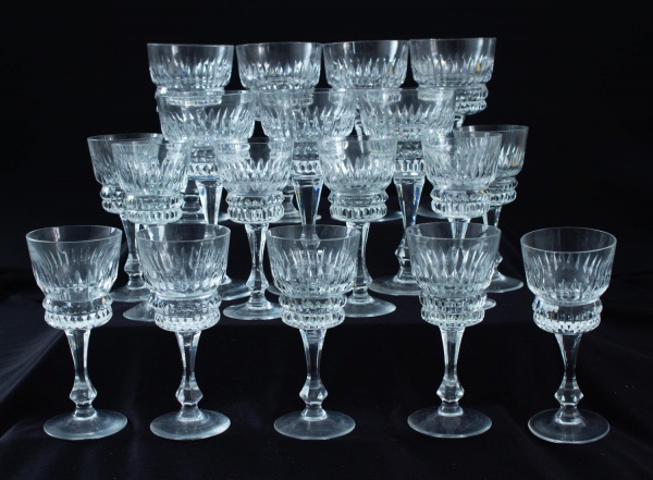 Lotão composto por 19 taças em cristal incolor, do mesmo modelo, em dois tamanhos, com decoração lapidada e acabamento fosco. Maior medindo 16 cm de altura. Apresenta bicados, marcas de uso e desgaste
