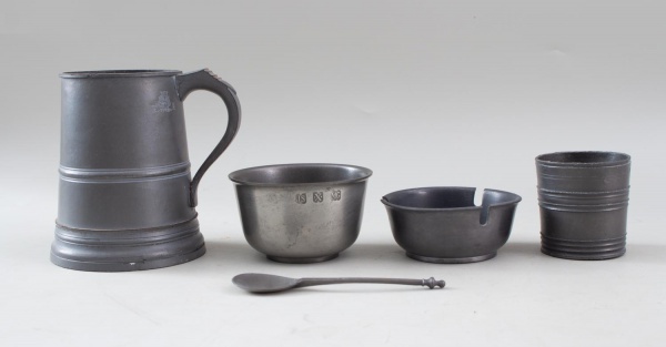 Lotão composto por 5 peças em estanho, de marcas variadas, sendo caneca, cinzeiro, copo e bowl com colher. Maior medindo 14 cm de altura. Apresenta marcas de uso, oxidação superficial e desgastes comp