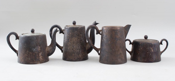 Lote composto por quatro peças da marca Fracalanza, incluindo duas cafeteiras, um açucareiro com tampa e uma leiteira, confeccionadas em metal prateado. Maior peça medindo 12 cm de altura. Apresentam