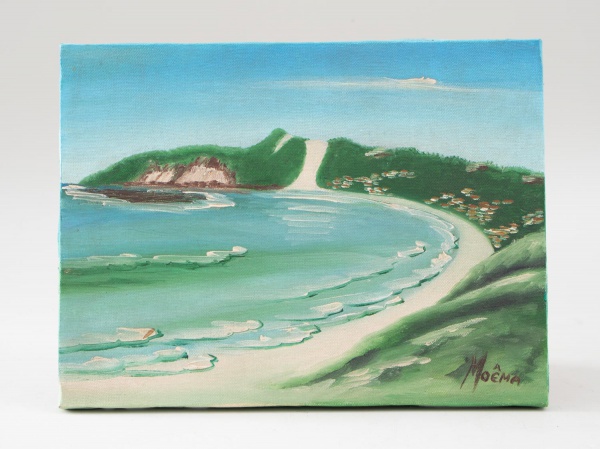 Quadro óleo sobre tela assinado Moêma, representando paisagem litorânea com vista panorâmica de enseada e morros, medindo 24 x 18 cm, com marcas do tempo.