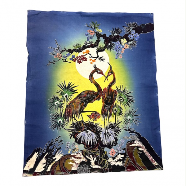 Tecido em seda com composição de inspiração oriental, representando casal de grous sob galho florido, em rica policromia sobre fundo azul. Medindo 90 x 74 cm. Apresenta leves marcas do tempo e pequeno