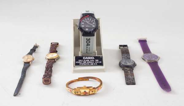 Lote composto por seis relógios de pulso de marcas variadas, incluindo exemplares Casio e Swatch, vendidos no estado em que se encontram, não testados, apresentando sinais de uso, desgastes e marcas d