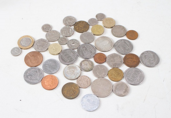 Lote de moedas nacionais e estrangeiras de diferentes épocas, países, metais, valores e dimensões, destinado ao colecionismo, vendido no estado em que se encontra, apresentando marcas do tempo, oxidaç