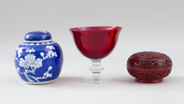 Lote desconjuntado composto por caixa em metal estilo cloisonné com decoração em relevo, pote com tampa em porcelana decorada em azul e branco, importado da China, e taça em vidro vermelho, sendo a ma