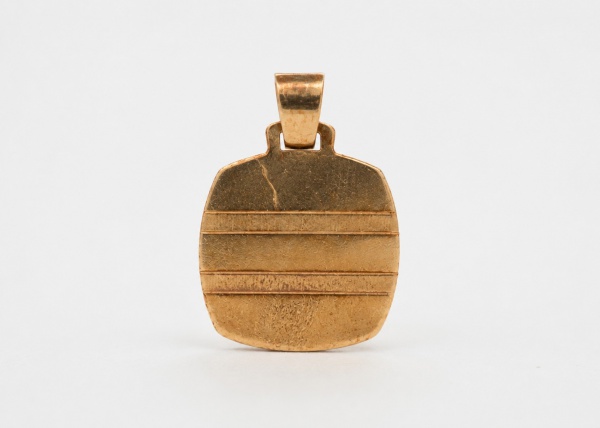 Pingente em ouro 18K, pesando 2,2 g, de formato geométrico com acabamento polido e detalhes em frisos horizontais, apresentando marcas de uso e desgastes.
