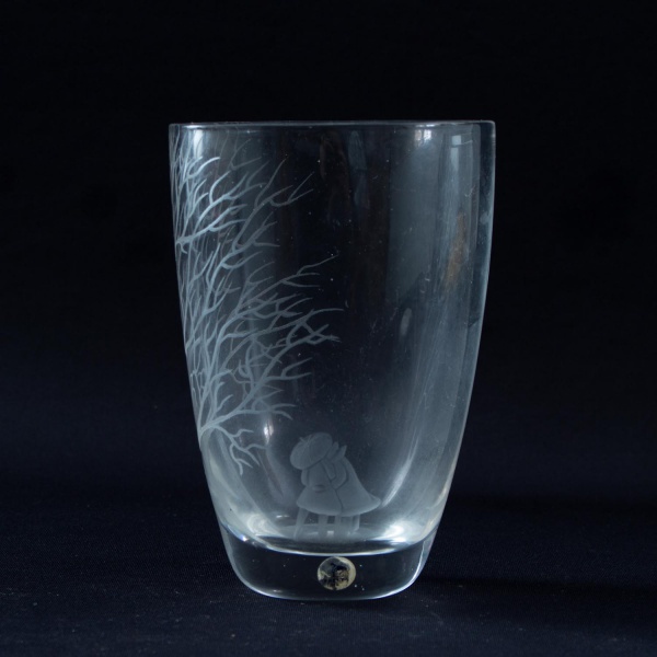 Vaso em cristal artístico translúcido, com decoração em jateamento representando paisagem com árvores e figura infantil, assinado na base, medindo 15 cm de altura, com marcas do tempo e sinais de uso.