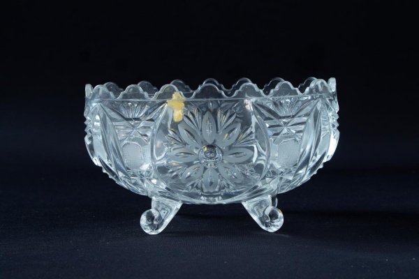 Centro de mesa em cristal lapidado Imperlux, com borda recortada e apoio sobre quatro pés, medindo 10 cm de altura, 18 cm de comprimento e 13 cm de largura, com marcas do tempo.