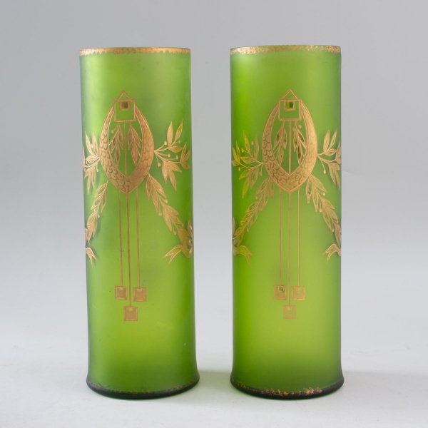 Par de vasos em vidro fosco verde, com decoração gravada em dourado representando ferraduras, folhagens e casa de pássaro, medindo 27 cm de altura e 9 cm de diâmetro, apresentando desgastes no dourame